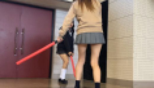 【ふざけて見えちゃう】制服パンチラ