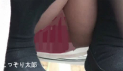 社会人OLっぽいのが最高のアングルで焼きそばを食べながらパンチラとムチムチ太ももを炸裂♪ (接近戦)