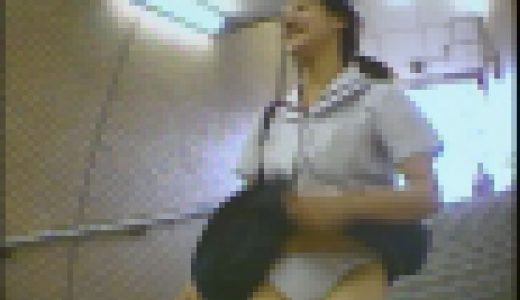 女子校生が強風でパンモロ！決定的瞬間を捉えた超ラッキーハプニングシーンNO-2