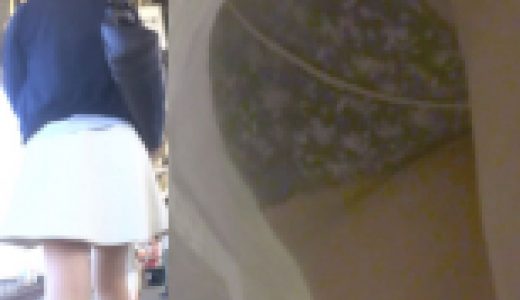 パンチラ盗撮 女子大生 黒の花柄パンツを電車内で撮影