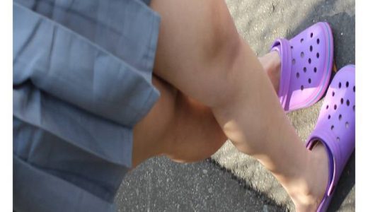 JKの生足を至近距離で盗撮