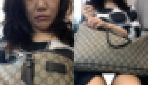 (電車対面）(顔出し)豊かにみのっちゃった○っぱいを強調…短いタイトスカートで攻める…熟な人妻さんを観察してみました!!