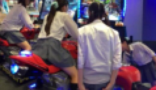【500円】黒髪清楚な制服２人組！！バイクにまたがり食い込んだパンツを元の位置に、、、