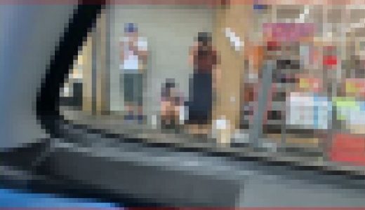 車内から撮影　セブ〇イレブンの前に座り込む２人組