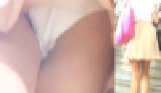 パンチラ盗撮 モデル系女子 白パンツが超ミニスカから丸見え パンチラガードされたけど強引に撮影