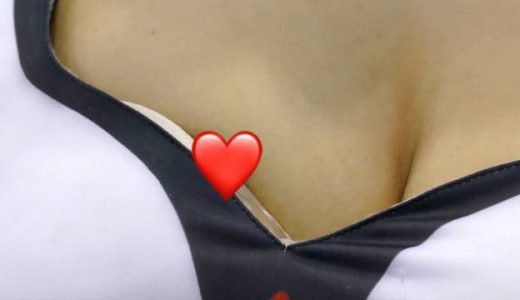 決めポーズも残念。衣装がズレて乳首ポロリ！