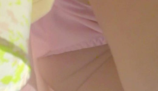 パンチラ盗撮 女子大生 ピンクパンツを電車内で接近撮影