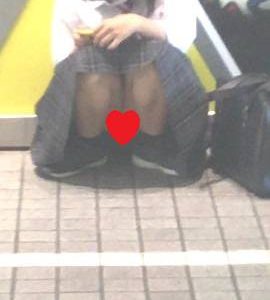 駅改札前でスカートの中身を全部見せちゃう痴女JKちゃん