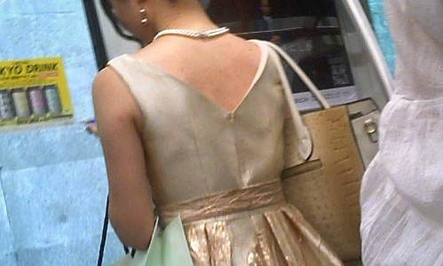 結婚式帰りのお姉さんを逆さ