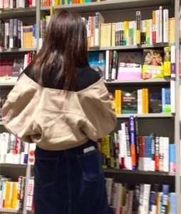 【店内逆さ撮り 私服○K、20代前半ロンスカお姉さん】計3名