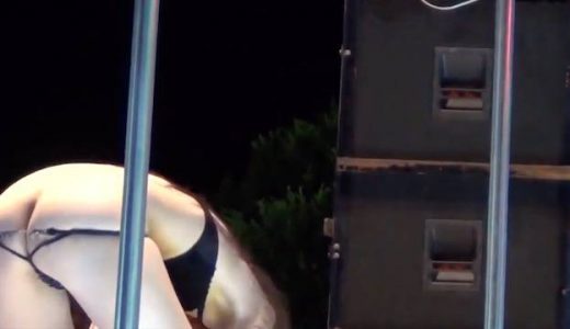 しばきたくなる様なケツほぼ丸出し。どエロが過ぎるポールダンサー