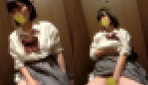 デパートのトイレでこっそりオナニーしちゃうJK⑪