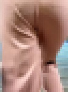 お姉さんの後ろ姿 １０５　隠せない　巨尻　階段 上り　サーモンピンク　パンツ