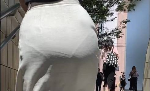 【3名・薄手のスカートで歩く着衣尻】