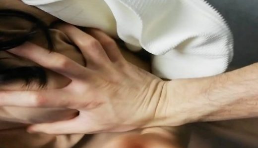 スカートに何かついてますよ?