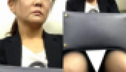 (電車対面）(顔出し)タイトスカートなのに…いやらしい黒パンストあんよを淫らにひらく…熟なOLさんのお股を観察してみました!!