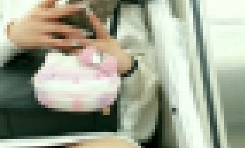 ギャル白タイトミニで大股開き