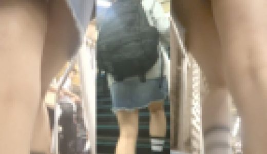 パンチラ盗撮 女子大生 デニムミニスカの中身は白パンツ