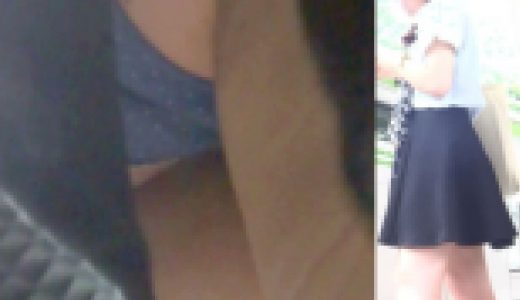 [★新作][★顔出し]パンチラ盗撮 かわいい女子大生 青の水玉パンツを電車内で撮影
