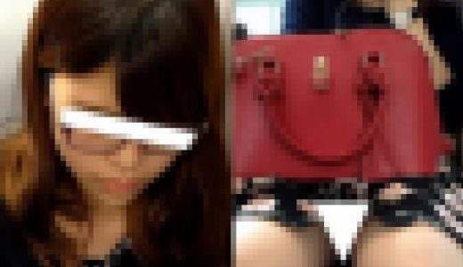 (電車対面）(顔出し)スカートのプリーツが浮き上がっちゃって…▼ぞーんが無防備になっちゃった女子大生さんを観察してみました!!