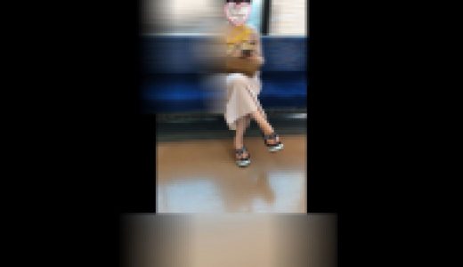 舐めなさいと命令しているかのように足を組みつま先を向けている娘