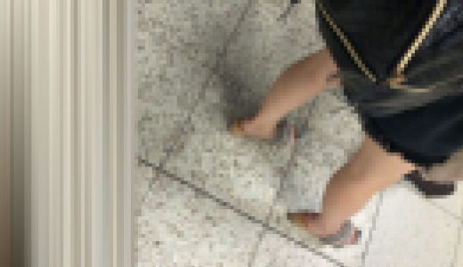 足にネイルもスケベな生足露出のギャルの背後をキープ