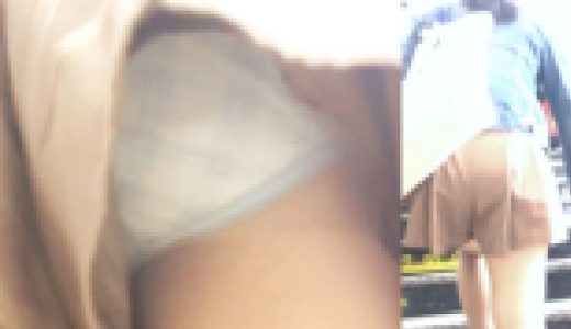 パンチラ盗撮 女子大生 水色チェック柄の白パンツがキュロットの隙間から丸見え