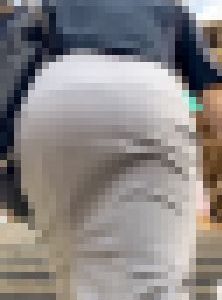 お姉さんの後ろ姿　１４０　OL　巨尻　階段上り　清楚　グレー　タイトスカート