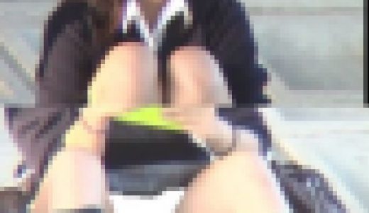 J○ 股開き 座りパンチラ 接写撮影