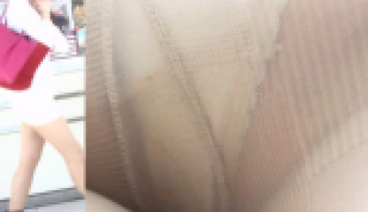 [★新作][★顔出し]パンチラ盗撮 美人ミニスカギャル 超ミニスカすぎてベージュのパンツ丸出し