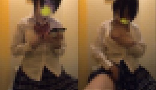 デパートのトイレでこっそりオナニーしちゃうJK?