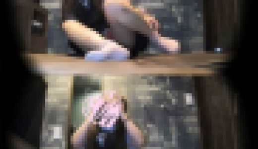 【ネカフェオナニー】マン肉にグイっと食い込む真っ赤なTバックがエロすぎ素人の丹念なオナニー