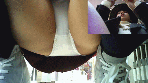 [至高のパンチラ] ＪＤドラッグストアでＭ字　純白パンチラ晒し過ぎ