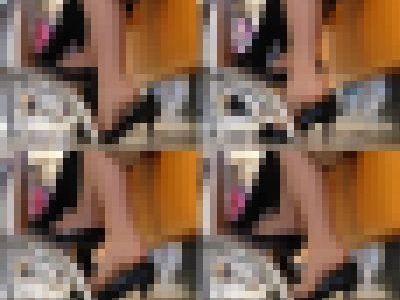 リクルートスーツにパンストお姉さんの足元