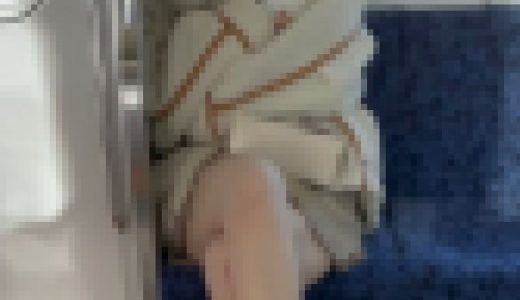 【期間限定顔出し】かわいいゆるふわJDのスト越し白パンティ（電車対面パンチラ）