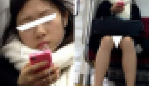 (電車対面）(顔出し）もふもふの暖かそうなマフラーを巻いたリクルートスーツ女子大生さんの…無防備なお姿を観察してみました!!