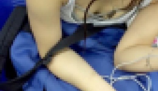 【胸チラHD画質】物憂げなセクシー女子の胸チラ