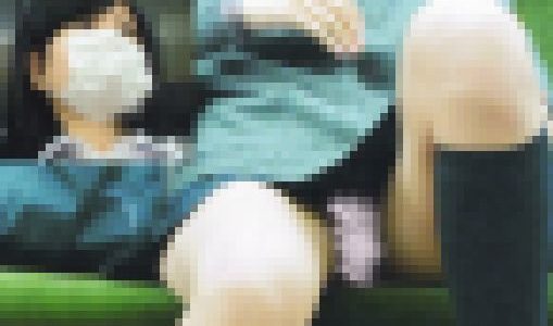 【対面盗撮】疲れきったお股はゆるゆる状態。誘惑されるがまま釘付けになる終電間際の制服パンチラに思わず、