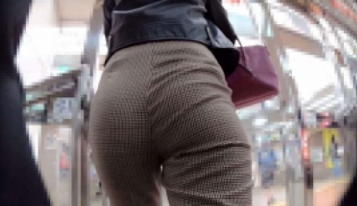 【FHD 60fps動画】出勤前！クッキリ丸見えパンティラインの夜のお姉さん