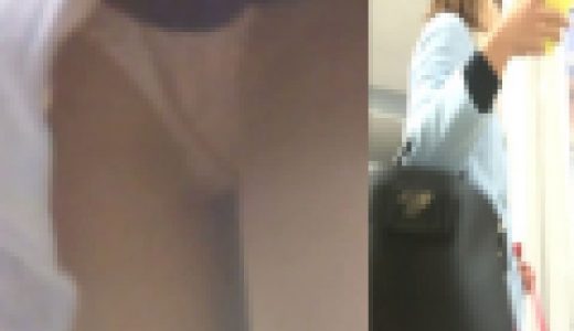 パンチラ盗撮 OLさん ピンクパンツを水色コートの中に発見