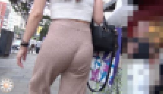【FHD高画質】緩めのベージュパンツにはくっきりTバック