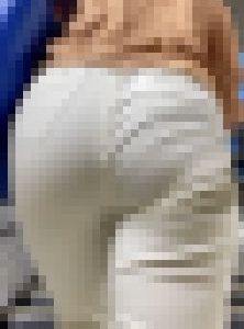 お姉さんの後ろ姿 １７６　迫力の爆尻　階段上り　白パン　透け　パンツ