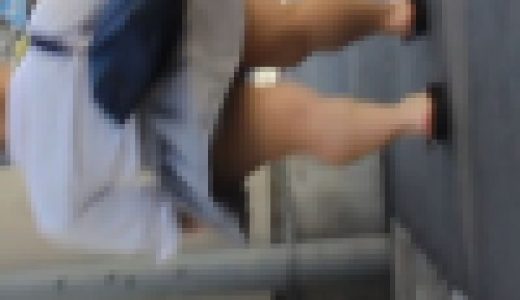 素足にローファーJK　ぱんちら