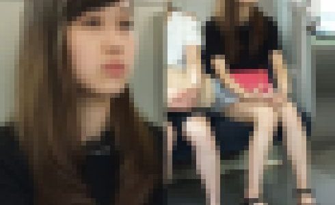 お母さんとお出かけ中の全身からエロオーラを放つ可愛い女子大生