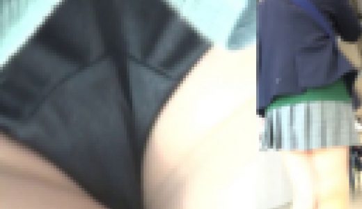 パンチラ盗撮 制服女子 黒パンツに超接近