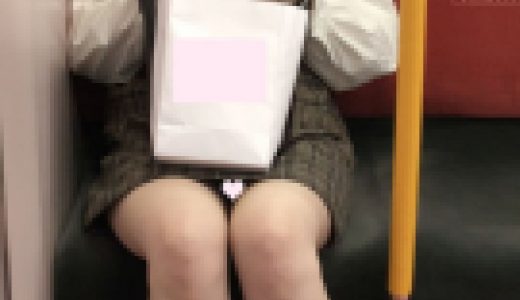 清純系美女の奥に見える白P