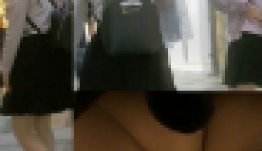 仲良しJ○に睨まれたノーパン並みの食い込み白パンティー