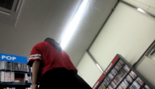 お母さん　娘のスカートの中公開します