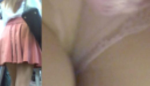 パンチラ盗撮 OLさん レース付き白パンツを強引撮影