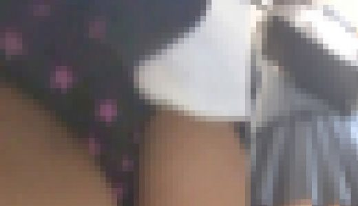 パンチラ盗撮 制服女子 ピンクの星柄の黒パンツが丸見え